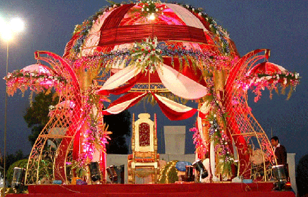 outdoor wedding stage decoration