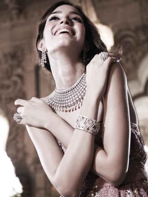 Adorned with such amazing jewelery, the model needs no other reasons to laugh :)