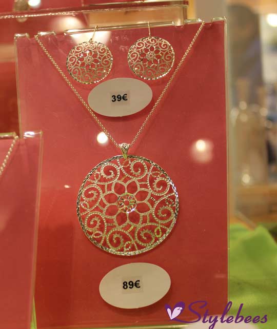 Pendant and earring set with beautiful design in round shape