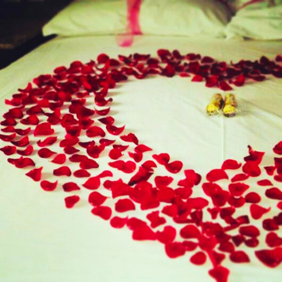 3 rose bed decoration for valentine day