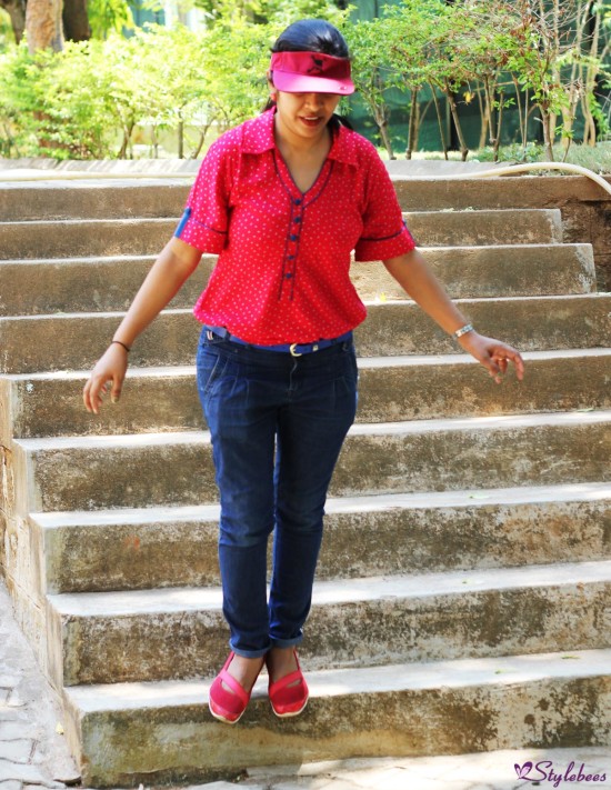 Tennis cap with red shirt and jeans