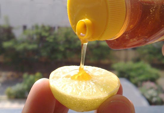 Blackhead removal with honey and lemon