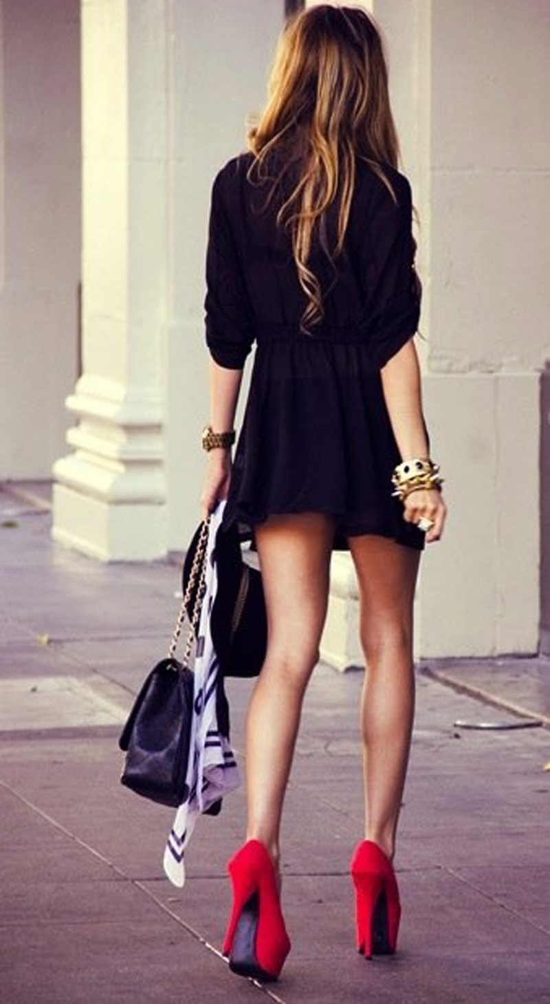 Девушка в черном платье и туфлях