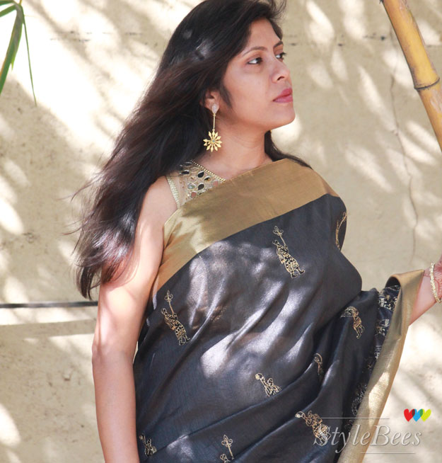 how-to-style-black-saree-with-golden-accessories